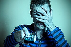 (Beispielbild) Man Fernbedienung Augem zuhalten